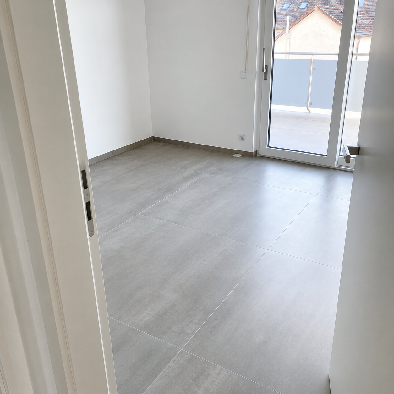 Präzise ausgeführte großformatige Fliesenfläche